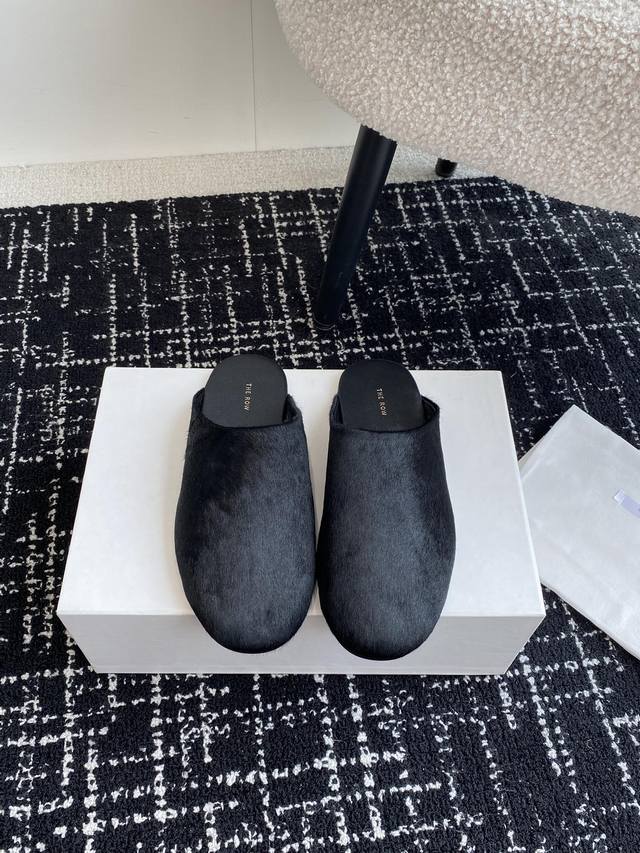 代购级 The Row 24Ss 秋冬新款复古大头包头拖 半拖 第一眼看到这个鞋子感觉不起眼，没有过多的装饰很简单 但带有点复古味呆萌可爱随意搭配都好看！一贯极